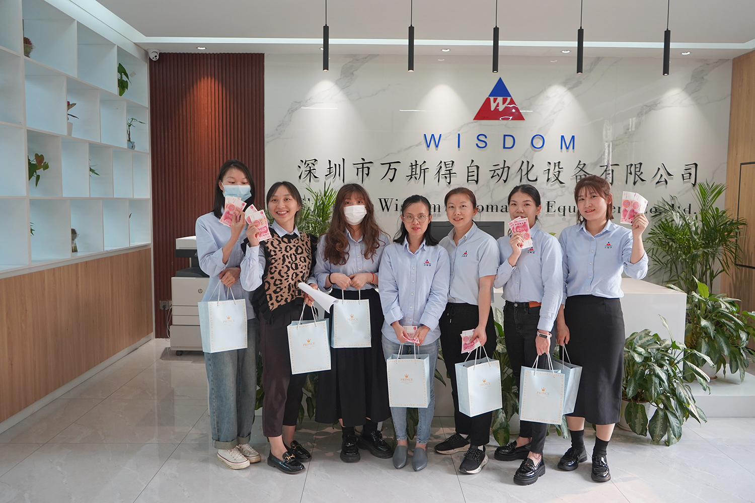 万斯得给女同事准备了三八妇女节礼物