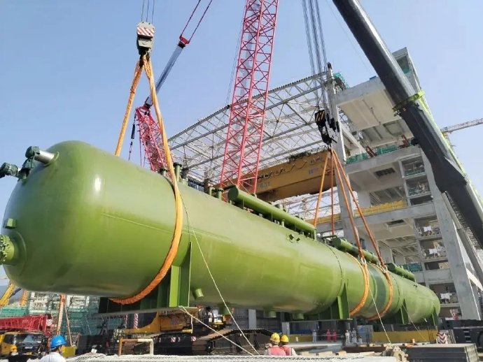 田湾核电站7号机组常规岛除氧器吊装引入就位