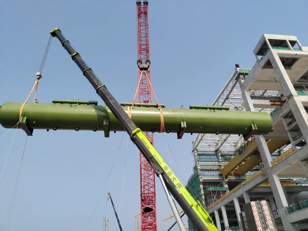 田湾核电站7号机组常规岛除氧器吊装引入就位