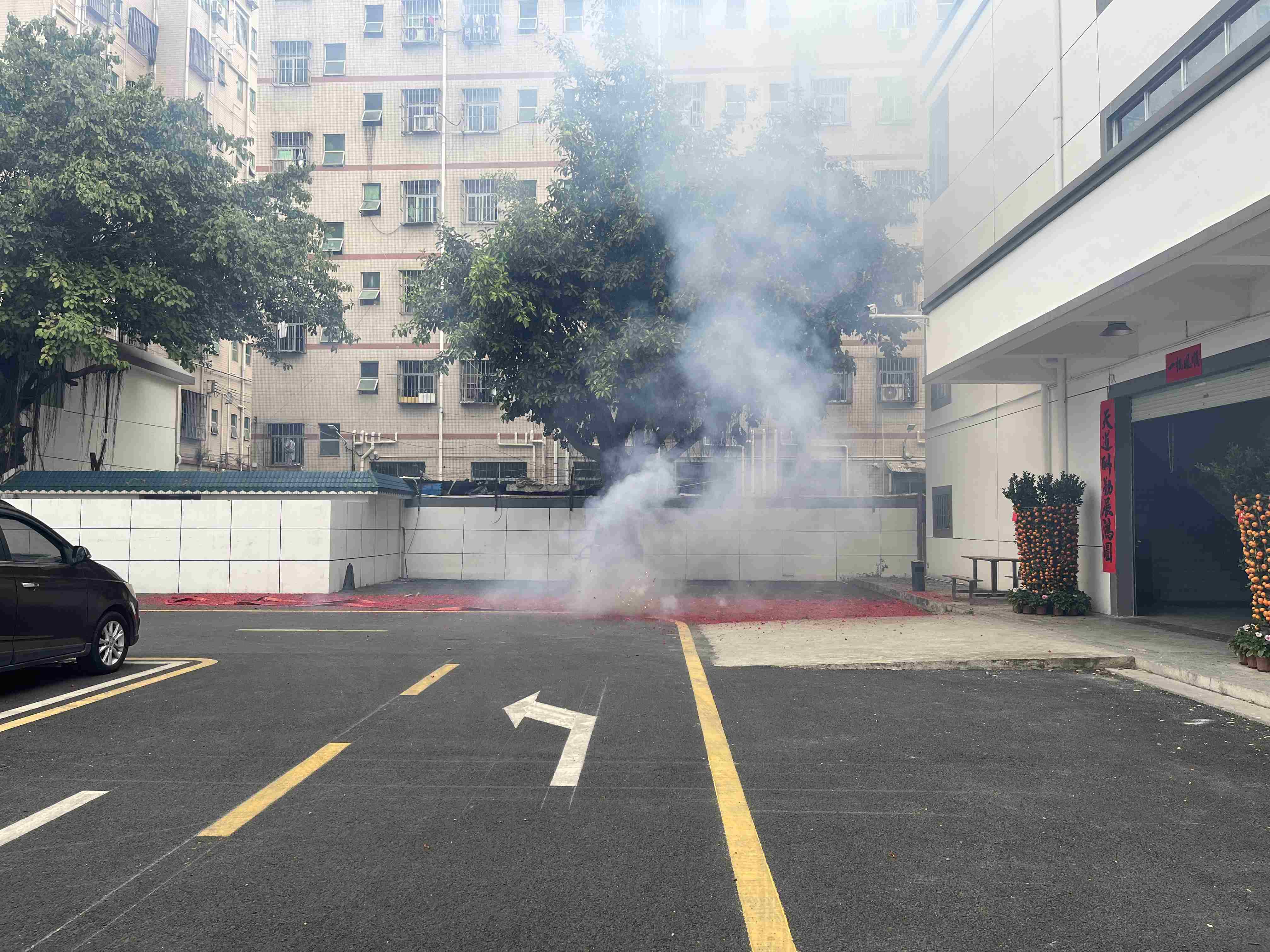 开工大吉，万斯得齐聚一堂观赏礼炮