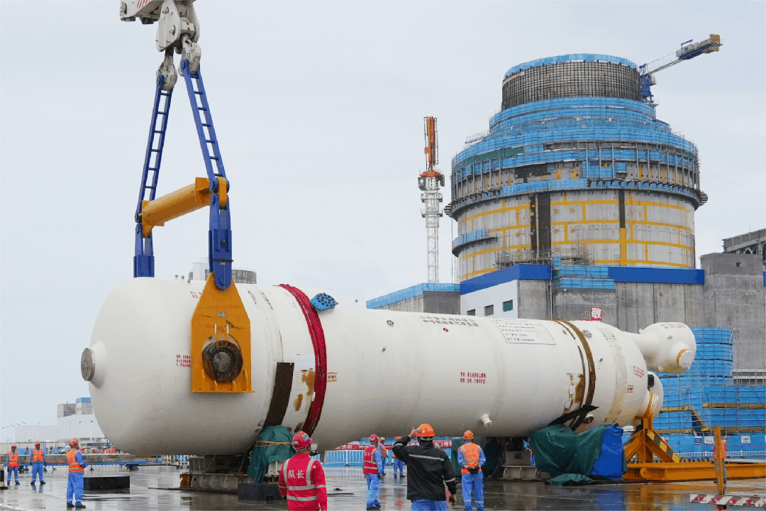 山东核电海阳核电4号机组首台蒸汽发生器吊装就位